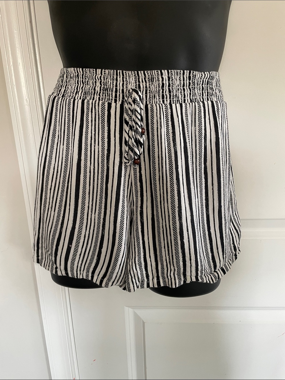 Apt. 9 Black and White Patterned Waistband Shorts